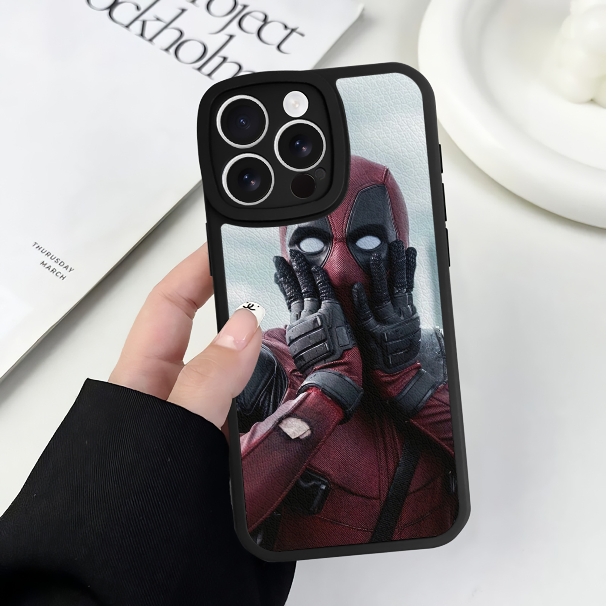 （画像用） Deadpool デッドプール 【iPhone 16シリーズ対応】シリコンスマホケース（レザー調） 材質：シリコン